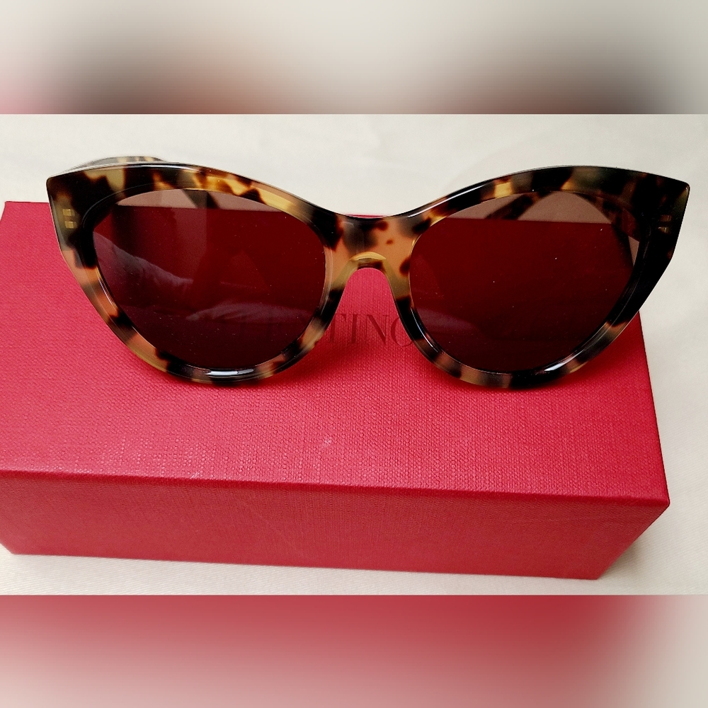 *Huge Discount* Gorgeous brand new VALENTINO cat eye Sunglasses w/case!